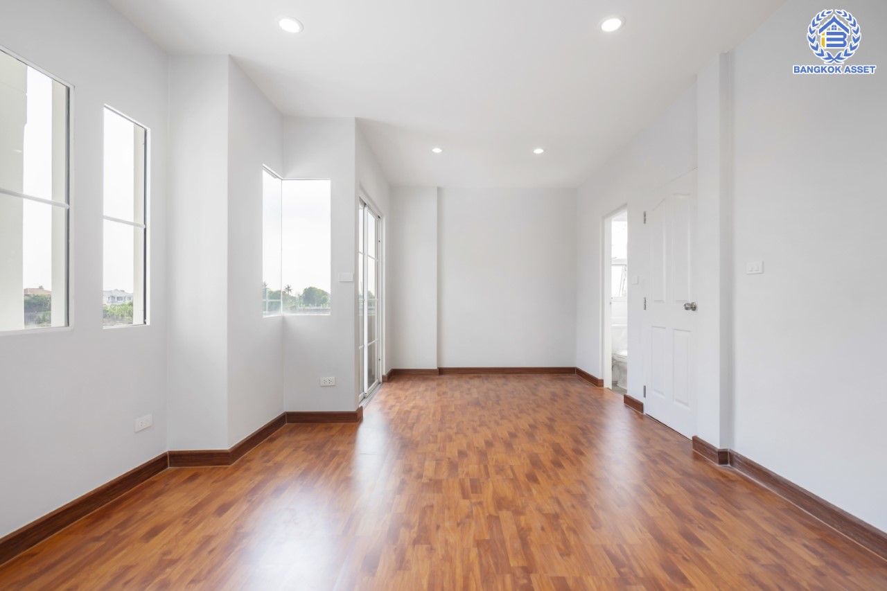 บ้านมือสองตกแต่งใหม่ แบรนด์ LH ม.ชลลดา บางใหญ่-เซ็นทรัลเวสต์เกต หลังมุม เนื้อที่ 57.4 ตร.ว. ฟังก์ชัน 4 ห้องนอน 2 ห้องน้ำ 1 ห้องอเนกประสงค์ 2 ที่จอดรถ Facilities ครบครัน บนทำเลเดินทางสะดวก เชื่อมต่อถ.กาญจนาภิเษก และเพียง 10 นาทีถึงรถไฟฟ้า "สถานีคลองบางไผ่"